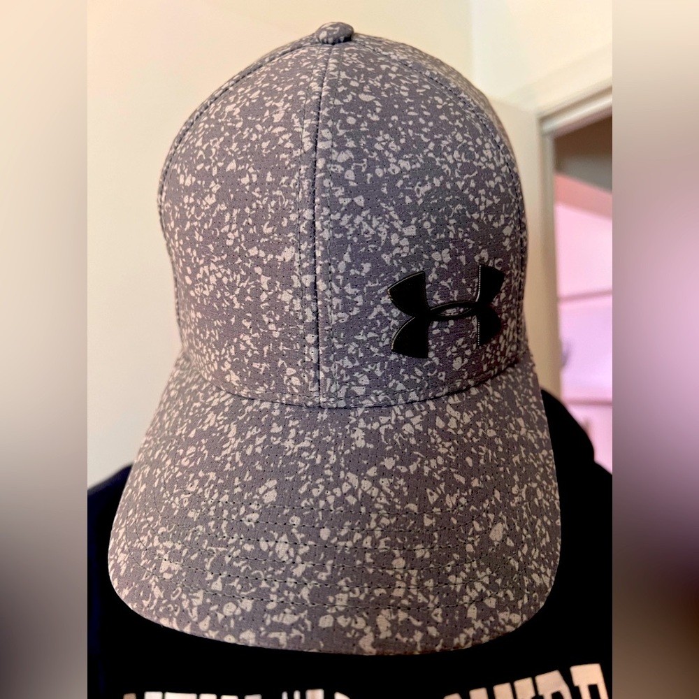 EUC UNDER ARMOUR GRAY SPECKLED HAT